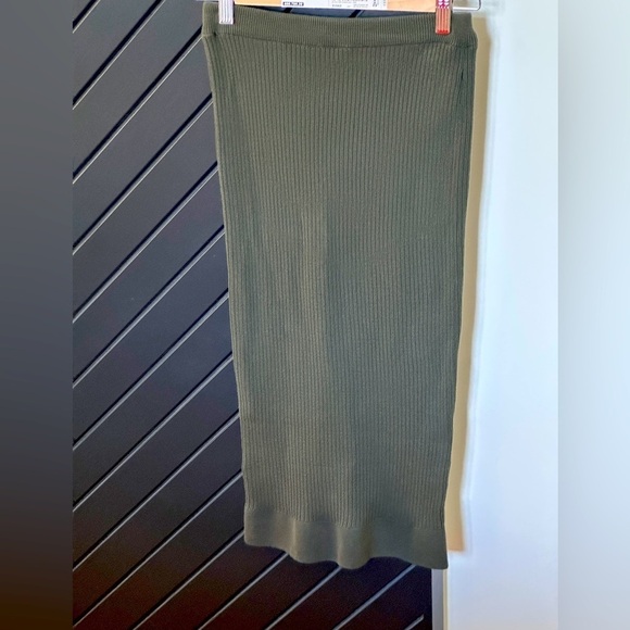 Topshop Dresses & Skirts - Topshop knit pencil skirt in olive color. Size 4.